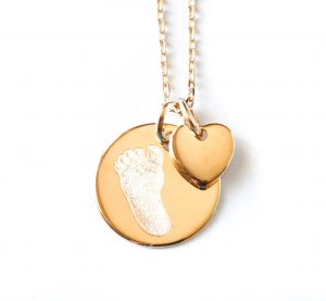 Collier personnalisé gravé avec empreinte de pied bébé